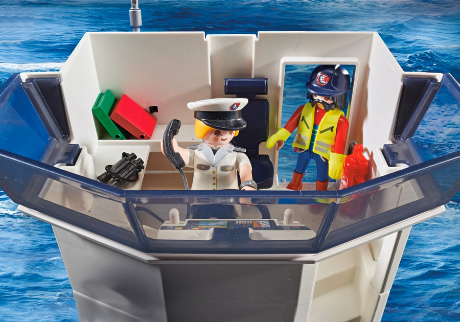 Vrachtschip met boot