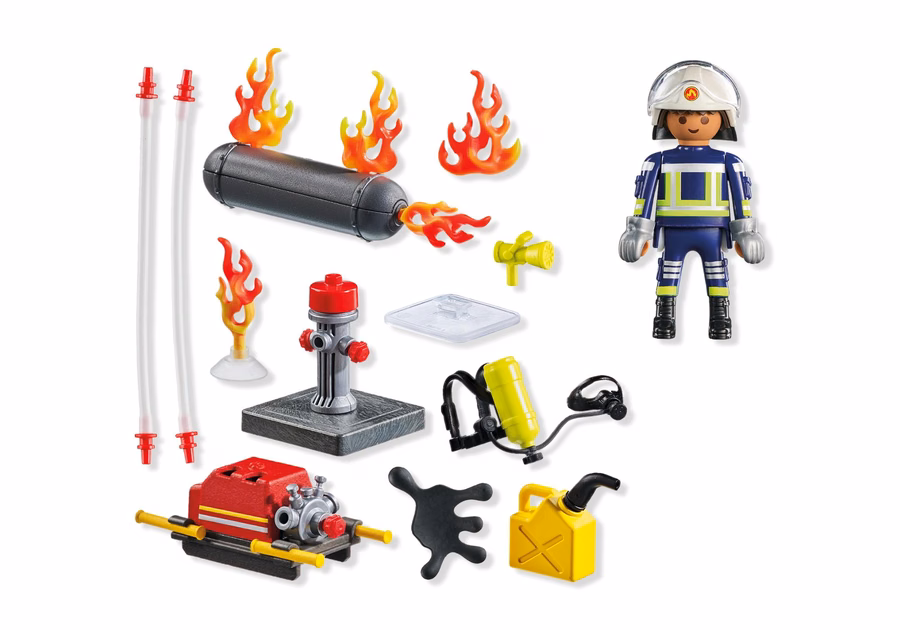 Brandweerman met waterpomp