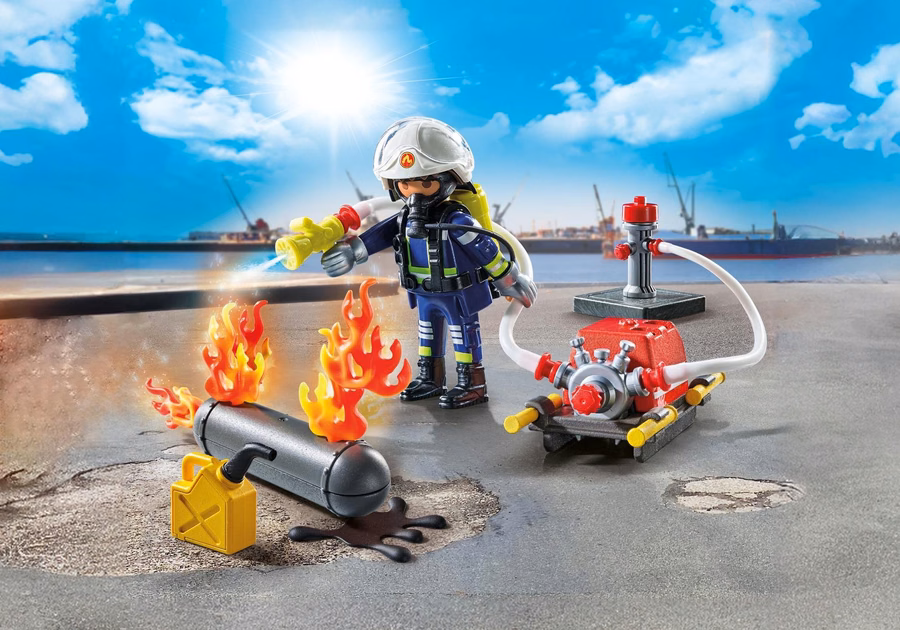 Brandweerman met waterpomp