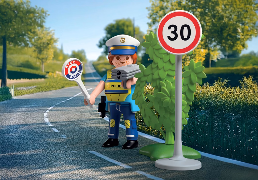 Politieagent met snelheidsmeter